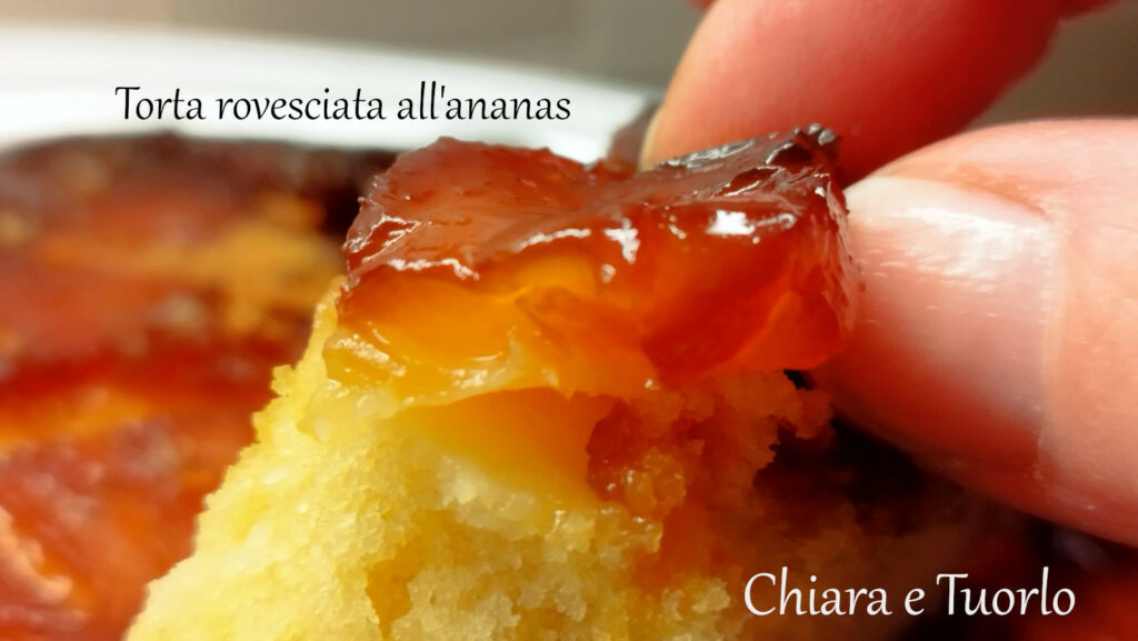 primo piano fetta di torta e pezzetto di ananas lucido di caramello