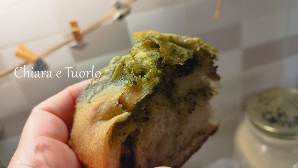 pezzetto di focaccia in mano